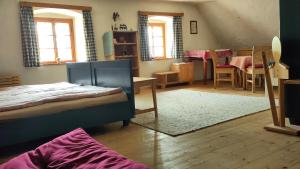 - une chambre avec un lit et une table ainsi qu'une salle à manger dans l'établissement Naturparadies am Sonntagberg, 