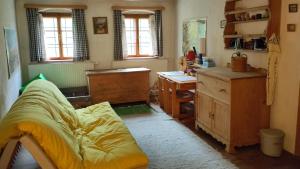 - une cuisine avec un lit et un bureau dans une chambre dans l'établissement Naturparadies am Sonntagberg, 
