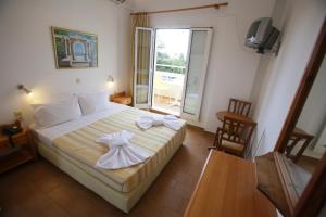 - une chambre avec un lit et des serviettes dans l'établissement Anastasia Hotel Stalis, à Stalida