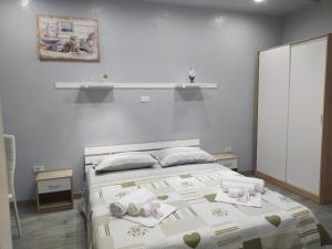 um quarto com uma cama com toalhas em The Queen Tropea em Tropea