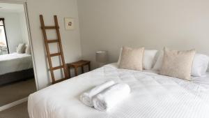 Postel nebo postele na pokoji v ubytování Combi's Cove Beachside Oasis