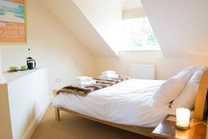 ノリッジにあるHost & Stay - York Terrace Apartmentsの白いシーツと窓のあるベッドのある寝室