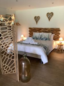una camera da letto con un letto con cuori appesi al muro di Gite Ni vu ni connu a Guînes