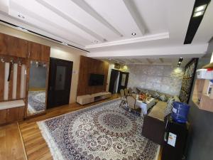 sala de estar con sofá y alfombra en Guest house Homely en Dusambé