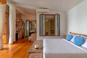 Un dormitorio con una gran cama blanca y una mesa en Wendy the Pool Resort @ Koh Kood en Ko Kood