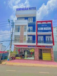 un edificio azul y blanco con una posada kim en Kim Ngân Hotel Buôn Ma Thuột en Buon Ma Thuot