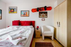 ein Schlafzimmer mit einem Bett mit einem Snowboard an der Wand in der Unterkunft Ruhige Zimmer im Grünen in Berlin