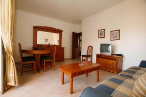 a living room with a couch and a table at Apartamentos Coral do Vau in Portimão