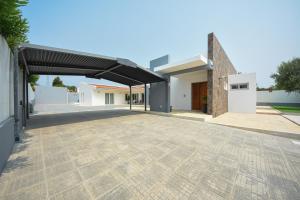 Το κτήριο όπου στεγάζεται  η παραθεριστική κατοικία