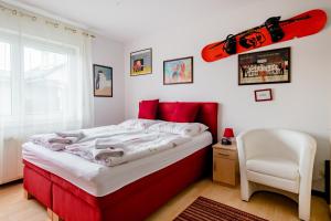 a bedroom with a bed with a snowboard on the wall at Ruhige Zimmer im Grünen in Berlin