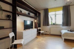 En TV eller et underholdningssystem på Nice Apartment with balcony in Kierspe