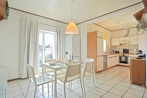 Dapur atau dapur kecil di Nice Apartment with balcony in Kierspe