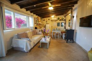 een woonkamer met een bank en een tafel bij Summer House in Corfu Town in Mantoúkion