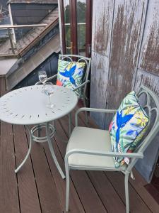 een witte tafel en stoelen op een veranda bij Seascape Penthouse with Free Parking in Plymouth