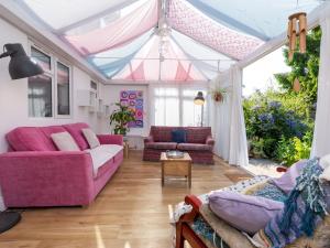 uma sala de estar com mobiliário rosa e uma tenda em Pass the Keys Spacious family home with parking em Bath