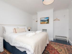 um quarto com uma cama com duas toalhas em Pass the Keys Spacious family home with parking em Bath