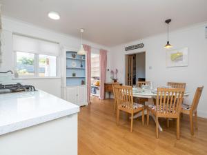 uma cozinha e sala de jantar com mesa e cadeiras em Pass the Keys Spacious family home with parking em Bath