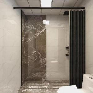 W łazience znajduje się prysznic ze szklanymi drzwiami. w obiekcie Lanz International Hotel Shenzhen Guangming Wisdom City w mieście Tiantangwei