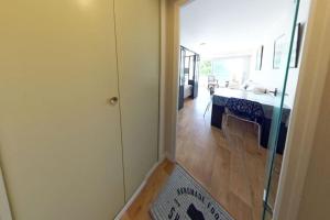 a hallway with a door to a room with a table at RÉF 119 LARMOR-PLAGE Appartement studio moderne in Larmor-Plage