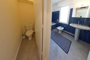 a bathroom with a toilet and a sink at RÉF 119 LARMOR-PLAGE Appartement studio moderne in Larmor-Plage +13 photos