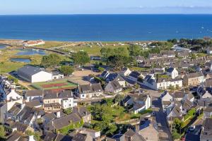 an aerial view of a residential neighborhood with houses and the ocean at RÉF 119 LARMOR-PLAGE Appartement studio moderne in Larmor-Plage