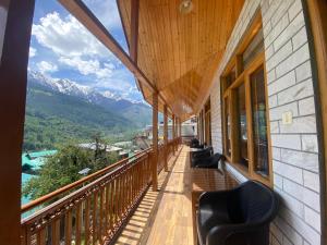 einen Balkon mit Stühlen und Bergblick in der Unterkunft One Light Stays - Vashisht in Vashisht