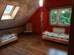 Zimmer mit 2 Betten und einem Fenster in der Unterkunft Noclegi u Janusza in Zalesie