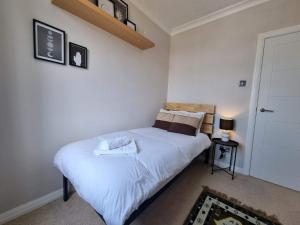En eller flere senger på et rom på Rossendale by Cliftonvalley Apartments