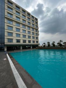 una gran piscina frente a un hotel en Hyatt Centric Janakpuri New Delhi, en Nueva Delhi