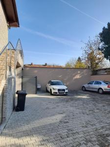 two cars parked in a parking lot next to a building at Memorandului Residence in Timişoara