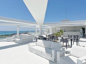 A seating area at Global Properties, Apartamento con terraza y vistas a la costa mediterranea