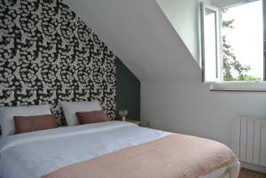 a bedroom with a bed with a black and white wall at Le Sakura Paris La Défence Versailles Wifi Commodités in Montesson