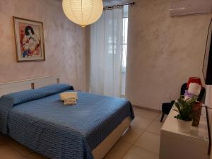 - une chambre avec un lit et une couverture bleue dans l'établissement Aglianico Guest House, à Naples