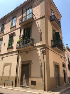 ein hohes Gebäude mit Balkon in einer Stadtstraße in der Unterkunft Casa Renata in Foggia