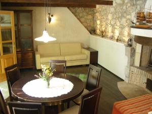 茨雷斯的住宿－Apartments Šmit，客厅配有桌子和沙发