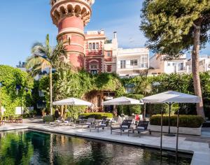 Bazén v ubytovaní Hotel Medium Sitges Park alebo v jeho blízkosti