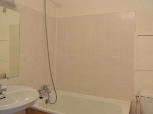 y baño con lavabo, bañera y aseo. en Appartement Fleury-Saint-Pierre-la-Mer, 1 pièce, 4 personnes - FR-1-229D-45 en Fleury