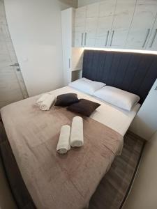 uma cama grande com dois chinelos em cima em CHARTA Mobile Home Meon em Drage