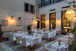 Restoran või mõni muu söögikoht majutusasutuses Nolinski Venezia - Evok Collection