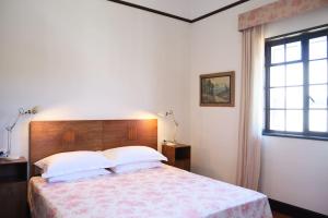 Un dormitorio con una cama grande y una ventana en Casa El Rincón, en La Laguna