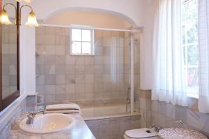 Un baño con lavabo, bañera e inodoro. en Casa El Rincón, en La Laguna