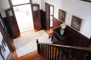 Una vista aérea de una habitación con una escalera y una puerta. en Casa El Rincón, en La Laguna