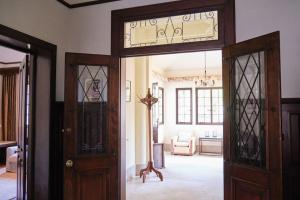 wejście do pokoju z dwoma drewnianymi drzwiami w obiekcie Casa El Rincón w mieście La Laguna