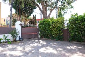 eine Parkbank vor einem Zaun in der Unterkunft Casa El Rincón in La Laguna