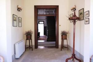 un pasillo con una puerta que conduce a una habitación en Casa El Rincón, en La Laguna