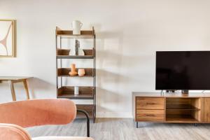 TV a/nebo společenská místnost v ubytování Redondo Beach 1BR w Courtyard WD nr park LAX-639