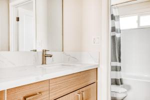Koupelna v ubytování Redondo Beach 1BR w Courtyard WD nr park LAX-639 + 14 fotografií