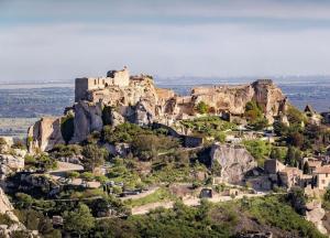 een oud kasteel op de top van een berg bij La Maison d'Elisa in Les Baux-de-Provence