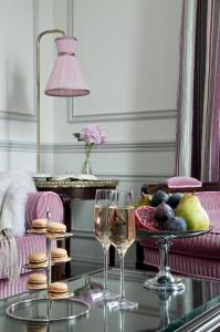 Hôtel de Sèze & Spa Bordeaux Centre في بوردو: طاولة مع كأسين من النبيذ وصحن من الطعام