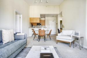 Kuchyň nebo kuchyňský kout v ubytování San Bruno 2BR w Pool Gym WD nr trains shops SFO-584